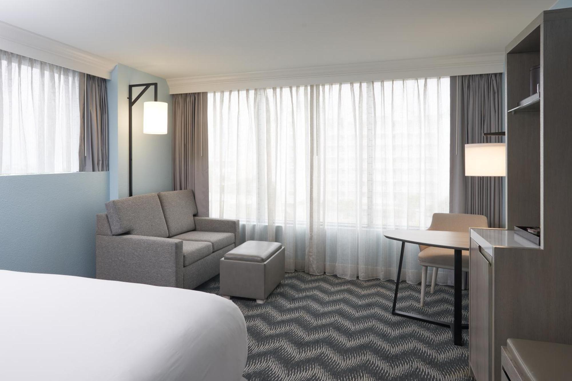 Zimmer mit Kingsize-Bett und ebenerdiger Dusche - barrierefrei