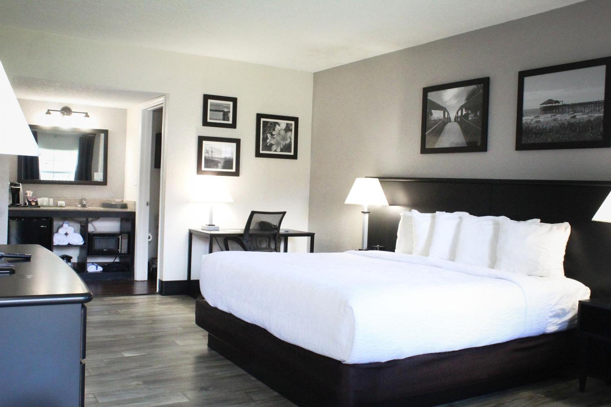 Deluxe Zimmer mit 1 Kingsize-Bett, Blick auf den Innenhof/Pool - Nichtraucher